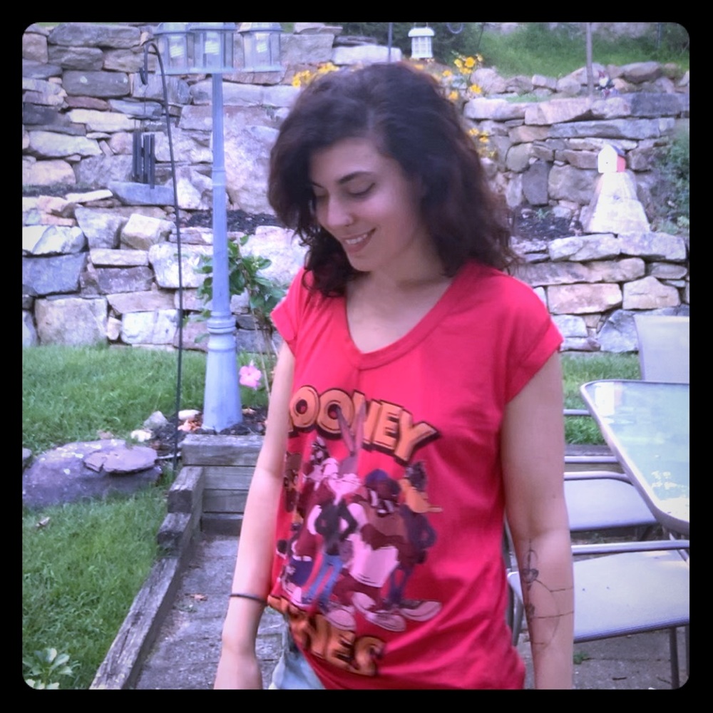 Silly looney tunes graphic v neck 🐰🦆🐱🐵